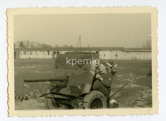 Foto englisches Pack Geschütz mit Luftwaffenangehörigem, Maße 6,5 x 9 cm