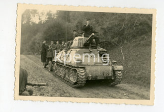 Französischer Panzer als Zugmaschine für Verwundetentransport, Maße 6,5 x 9,5 cm