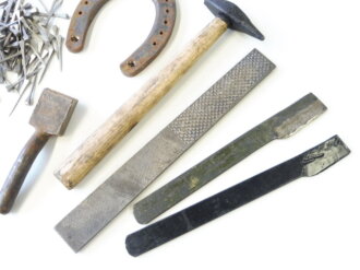 Diverse Werkzeuge Kavallerie 2. Weltkrieg, außer dem Hufeisen ohne Markierungen, gehört so unter anderem in den Fahnenschmiedkasten