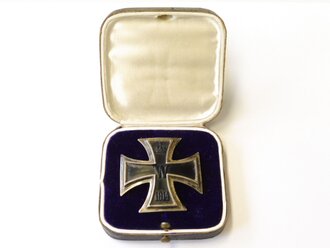 Eisernes Kreuz 1. Klasse 1914 im Etui. Gewölbtes Stück mit "800" Silberstempel, das Etui ist leicht verzogen und schliesst daher nicht