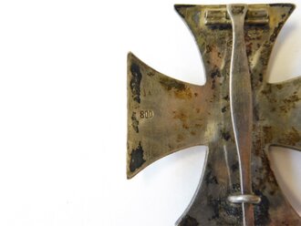 Eisernes Kreuz 1. Klasse 1914 im Etui. Gewölbtes Stück mit "800" Silberstempel, das Etui ist leicht verzogen und schliesst daher nicht