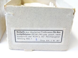 BDM / JM, Knopf aus deutscher Preßmasse für Anknöpfblusen. Durchmesser 22,5mm. 1 Stück aus der originalen Umverpackung