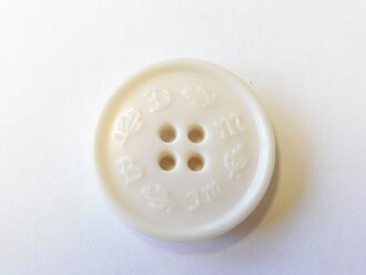 BDM / JM, Knopf aus deutscher Preßmasse für Anknöpfblusen. Durchmesser 22,5mm. 1 Stück aus der originalen Umverpackung