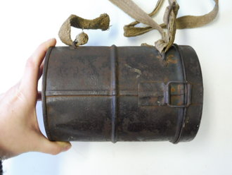 1.Weltkrieg, Gasmaske in Dose . Komplett mit beiden Trageriemen, Gebrauchsanweisung und Ersatzklarscheiben. Leder weich