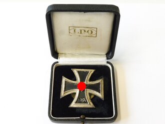 Eisernes Kreuz 1.Klasse 1939 an Schraubscheibe in passendem Etui. Hersteller L/54  (Schauerte & H., Lüdenscheid ) Der Eisenkern wohl alt nachgeschwärzt, die Farbe auf dem HK fehlt teilweise