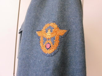 Polizei Dienstrock Gendarmerie. Neuwertiges Kammerstück mit Papieretikett für die Polizei Litzmannstadt, Schulterbreite 45 cm, Armlänge 64 cm