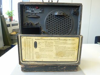Wehrmacht Rundfunkempfänger klein, Originallack, datiert 1943, Funktion nicht geprüft