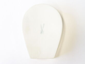 Feld Artillerie Regiment 408, Porzellanaschenbecher Meissen in Form eines Hufeisens. Maße 60 x 80mm. Dazu Teller des IR17, Teller "Kantine I.R.82, Vase .....