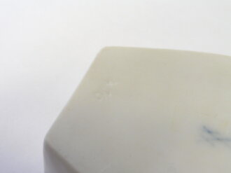 Feld Artillerie Regiment 408, Porzellanaschenbecher Meissen in Form eines Hufeisens. Maße 60 x 80mm. Dazu Teller des IR17, Teller "Kantine I.R.82, Vase .....