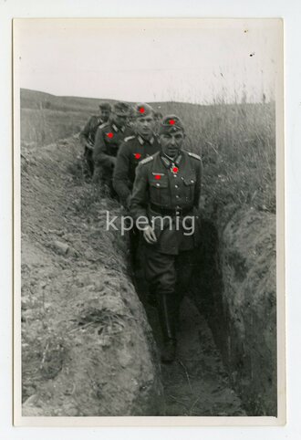 General und Ritterkreuzträger  des Heeres im Schützengraben , Privatfoto 9 x 13cm