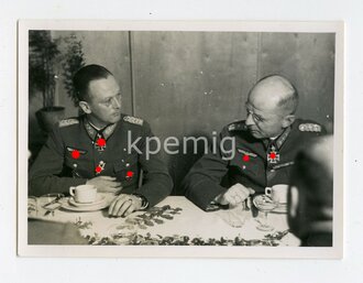 Ritterkreuzträger des Heeres im Gespräch , Privatfoto 6 x9 cm
