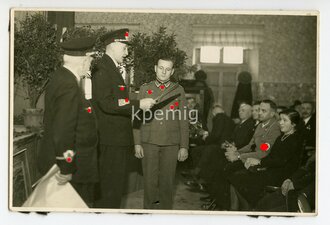 Ritterkreuzträger des Heeres mit Kriegervereinsangehörigen, Privatfoto 8,5 x 13cm