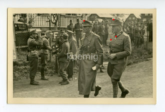 General Oberst Dietl im Gespräch , Privatfoto 9 x 13,5cm