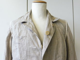 Luftwaffe Drillichjacke, Kammerstück von 1941, danach vom Luftschutz vereinnahmt. Ungetragenes Stück, Schulterbreite 44 cm, Armlänge 58 cm