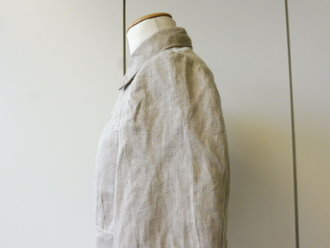 Luftwaffe Drillichjacke, Kammerstück von 1941, danach vom Luftschutz vereinnahmt. Ungetragenes Stück, Schulterbreite 44 cm, Armlänge 58 cm