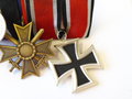 Bundesrepublik Deutschland, Ordenspange nach dem Ordensgesetz von 1957. Seltenes Stück, das Ehrenkreuz für Frontkämpfer leicht defekt