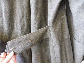 1. Weltkrieg, feldgrauer Mantel Kammerstück datiert 1917, ungereinigter Fundzustand, Schulterbreite 49 cm, Armlänge 59 cm
