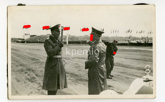 Parade , Adolf Hitler, 2 Originalfotos in Postkartengrösse.