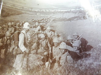 Fotonachlass eines Angehörigen der Deutschen Garnison in Tsingtau, 121 Fotos von Landungstruppen, Land und Leuten sowie der Kriegsgefangenschaft. Unterschiedliche Formate. Dazu 23 ungelaufene Ansichtskarten