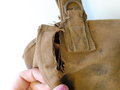 1.Weltkrieg, Gasmaskentasche frühes Stück aus rotbraunem, friedensmäßigem Material. Seltenes Stück, leider defekt