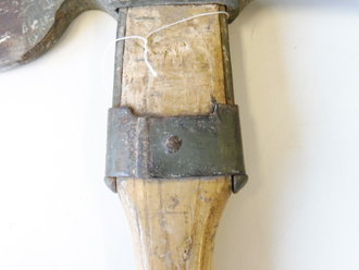 1.Weltkrieg, Pionierbeil mit resten vom Originallack, das Holz wohl mit Klarlack bestrichen