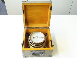 Barometer Wehrmacht in Transportkasten, dieser Originallack. Der Halteriemen innen scheint erneuert zu sein