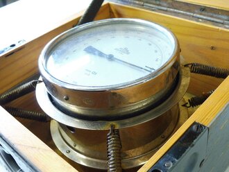 Barometer Wehrmacht in Transportkasten, dieser Originallack. Der Halteriemen innen scheint erneuert zu sein