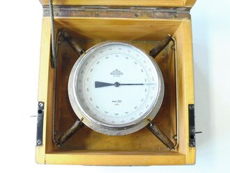 Barometer Wehrmacht in Transportkasten, dieser Originallack. Der Halteriemen innen scheint erneuert zu sein