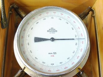 Barometer Wehrmacht in Transportkasten, dieser Originallack. Der Halteriemen innen scheint erneuert zu sein