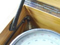 Barometer Wehrmacht in Transportkasten, dieser Originallack. Der Halteriemen innen scheint erneuert zu sein