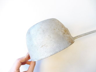 Suppenkelle für die Feldküche der Wehrmacht. Aluminium datiert 1939, Gesamtlänge 75cm