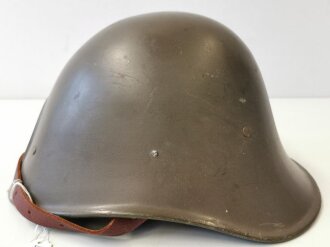 Niederlande, Stahlhelm 2.Weltkrieg. Nach dem Krieg neu lackiert und mit neuem Innenfutter versehen