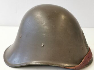 Niederlande, Stahlhelm 2.Weltkrieg. Nach dem Krieg neu lackiert und mit neuem Innenfutter versehen