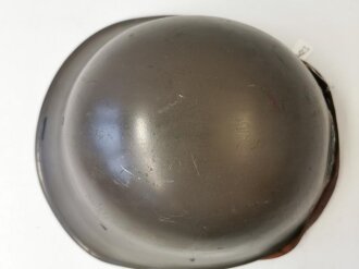 Niederlande, Stahlhelm 2.Weltkrieg. Nach dem Krieg neu lackiert und mit neuem Innenfutter versehen