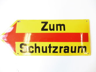 Emailschild " Zum Luftschutzraum". Sehr guter Zustand, 50cm Breite