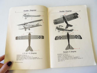 Abbildungen deutscher und feindlicher Flugzeuge , handschriftlich datiert 1916. 41 Seiten plus Anlage