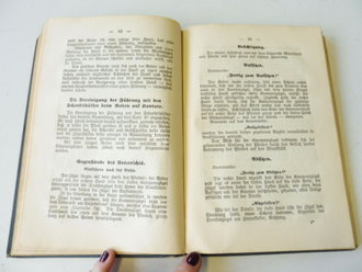 Instruktion zum Reitunterricht für die Kavallerie  datiert 1904.  128 Seiten plus Anlagen, diese z.T. lose