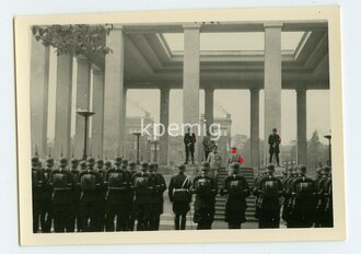 8 Fotos Hitler und  Mussolini Staatsbesuch. Format jeweils ca 8,5 x 6cm, Agfa Brovira