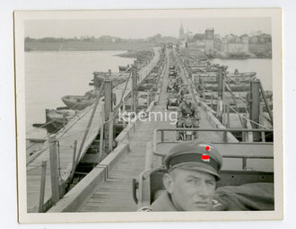 Foto Waffen SS auf Behelfsbrücke , Format 9,5 x 7,5cm