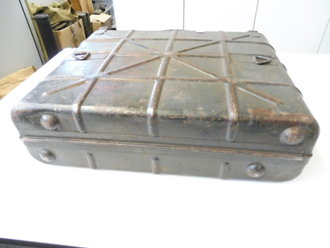 Transportkasten für 15 Stielhandgranaten M24 Originallack. Mit dem seltenen Einsatz ( dieser mit Wachs konserviert ) , der Brennzünderdose sowie dem Sprengkapselbehälter.
