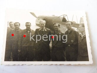 Ritterkreuzträger Major Erich Hohagen, Staffelkapitän JG51 Me 109. Persönliches Flugprüfungsbuch, Versetzungsgesuch mit eigenhändiger Unterschrift sowie diverse Originalfotos.