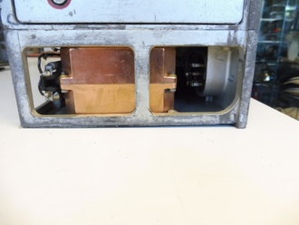Tornisterfunkgerät "Torn.Fu.c" datiert 1938, Seriennummer 78. Die Gehäuseschrauben halten nicht, sonst optik einwandfreies, seltenes Stück. Funktion nicht geprüft