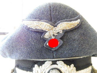 Luftwaffe Schirmmütze für Offiziere, leicht getragenes Stück, Kopfgrösse 57. Der Adler ist alt angeheftet, dies kann aber auch nach dem Krieg passiert sein