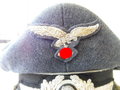 Luftwaffe Schirmmütze für Offiziere, leicht getragenes Stück, Kopfgrösse 57. Der Adler ist alt angeheftet, dies kann aber auch nach dem Krieg passiert sein