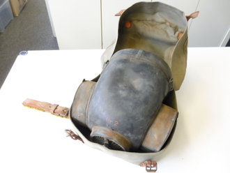 Pferdegasmaske 38 Wehrmacht, komplett mit Beriemung und Bereitschaftstasche, diese datiert 1940. Die Verschlussriemen der Tasche sind mürbe