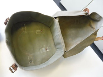 Pferdegasmaske 38 Wehrmacht, komplett mit Beriemung und Bereitschaftstasche, diese datiert 1940. Die Verschlussriemen der Tasche sind mürbe