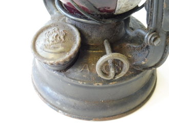 Laterne Feuerhand Nr. 75 Atom  mit Fahrzeughalterung, Höhe ohne Griff 16cm, schwarzer Originallack, ungereinigtes Stück