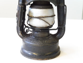 Laterne Feuerhand Nr. 75 Atom  mit Fahrzeughalterung, Höhe ohne Griff 16cm, schwarzer Originallack, ungereinigtes Stück