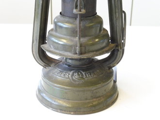 Laterne Feuerhand Nr. 176 , Höhe ohne Griff 21 cm, feldgrauer Originallack, mit Sturmkappe, ungereinigtes Stück