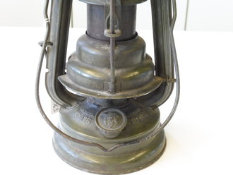 Laterne Feuerhand Nr. 176 , Höhe ohne Griff 21 cm, feldgrauer Originallack, mit Sturmkappe, ungereinigtes Stück
